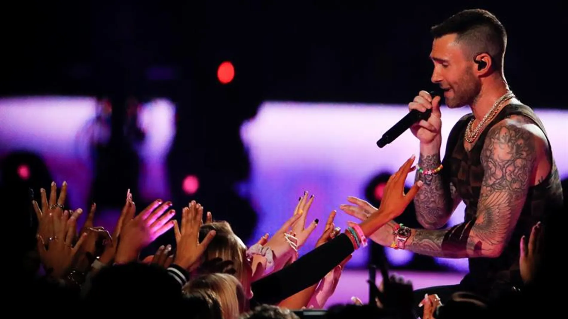 Adam Levine en la actuación de Maroon 5 en la final de la Super Bowl Adam Levine en la actuación de Maroon 5 en la final de la Super Bowl