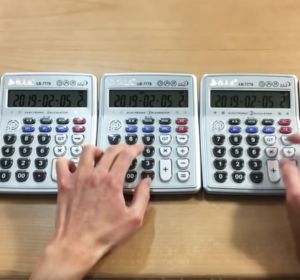 Un chico recrea el opening de 'Neogenesis Evangelion' con 5 calculadoras Un chico recrea el opening de 'Neogenesis Evangelion' con 5 calculadoras