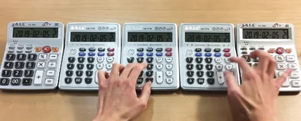 Un chico recrea el opening de 'Neogenesis Evangelion' con 5 calculadoras Un chico recrea el opening de 'Neogenesis Evangelion' con 5 calculadoras