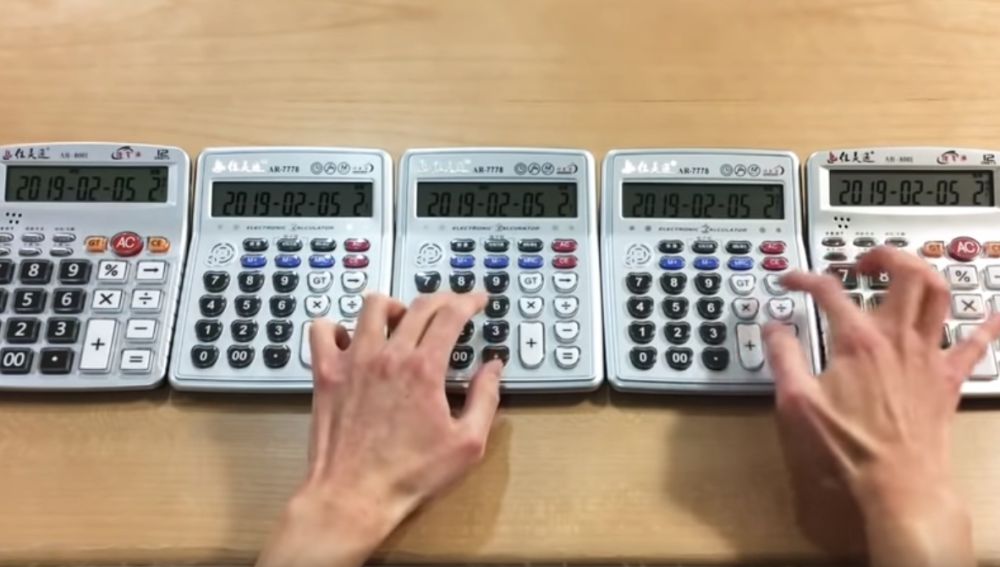 Un chico recrea el opening de 'Neogenesis Evangelion' con 5 calculadoras