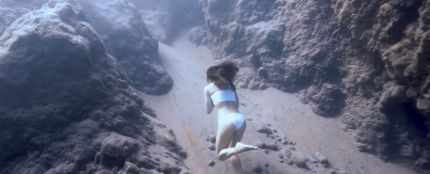 El angustioso vídeo de una joven corriendo bajo el mar agarrando una piedra 