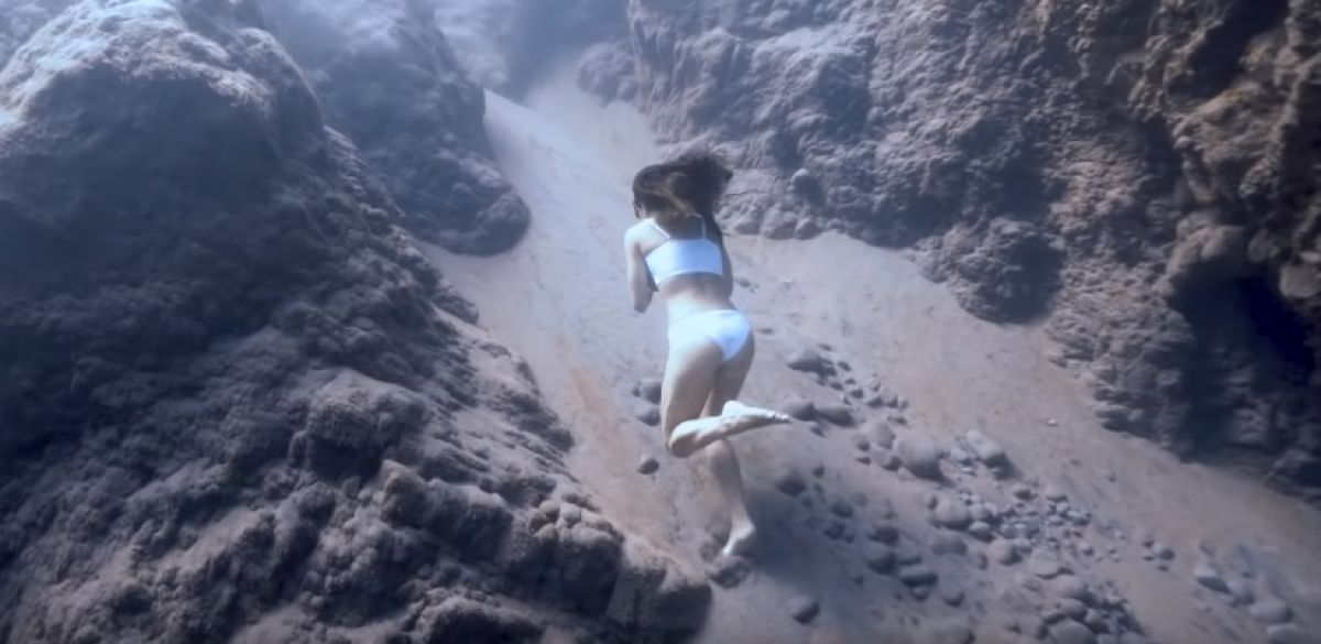 El angustioso vídeo de una joven corriendo bajo el mar agarrando una piedra