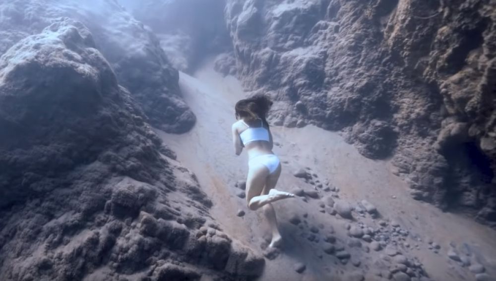 El angustioso vídeo de una joven corriendo bajo el mar agarrando una piedra 
