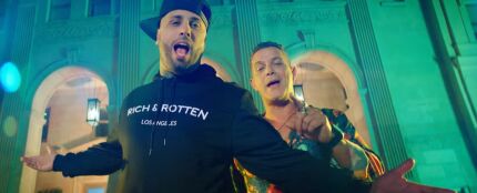 Nicky Jam y Alejandro Sanz en el videoclip de 'Back In The City'