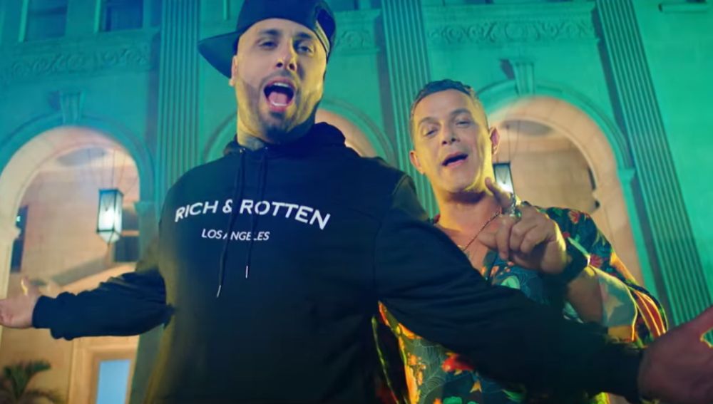 Nicky Jam y Alejandro Sanz en el videoclip de 'Back In The City'