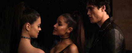 Ariana Grande, Charles Melton y Moncherielle en el vídeo de &#39;Break up with your girlfriend, I&#39;m bored&#39;