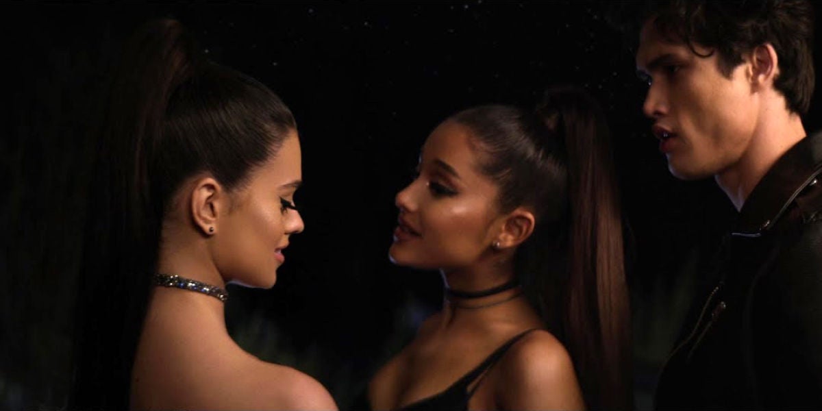 Ariana Grande, Charles Melton y Moncherielle en el vídeo de 'Break up with your girlfriend, I'm bored'