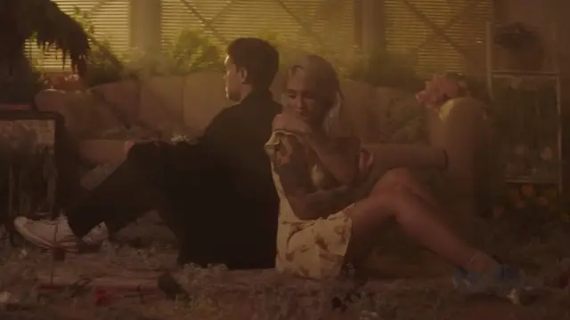 Julia Michaels y Niall Horan estrenan el nostálgico vídeo de 'What A Time'