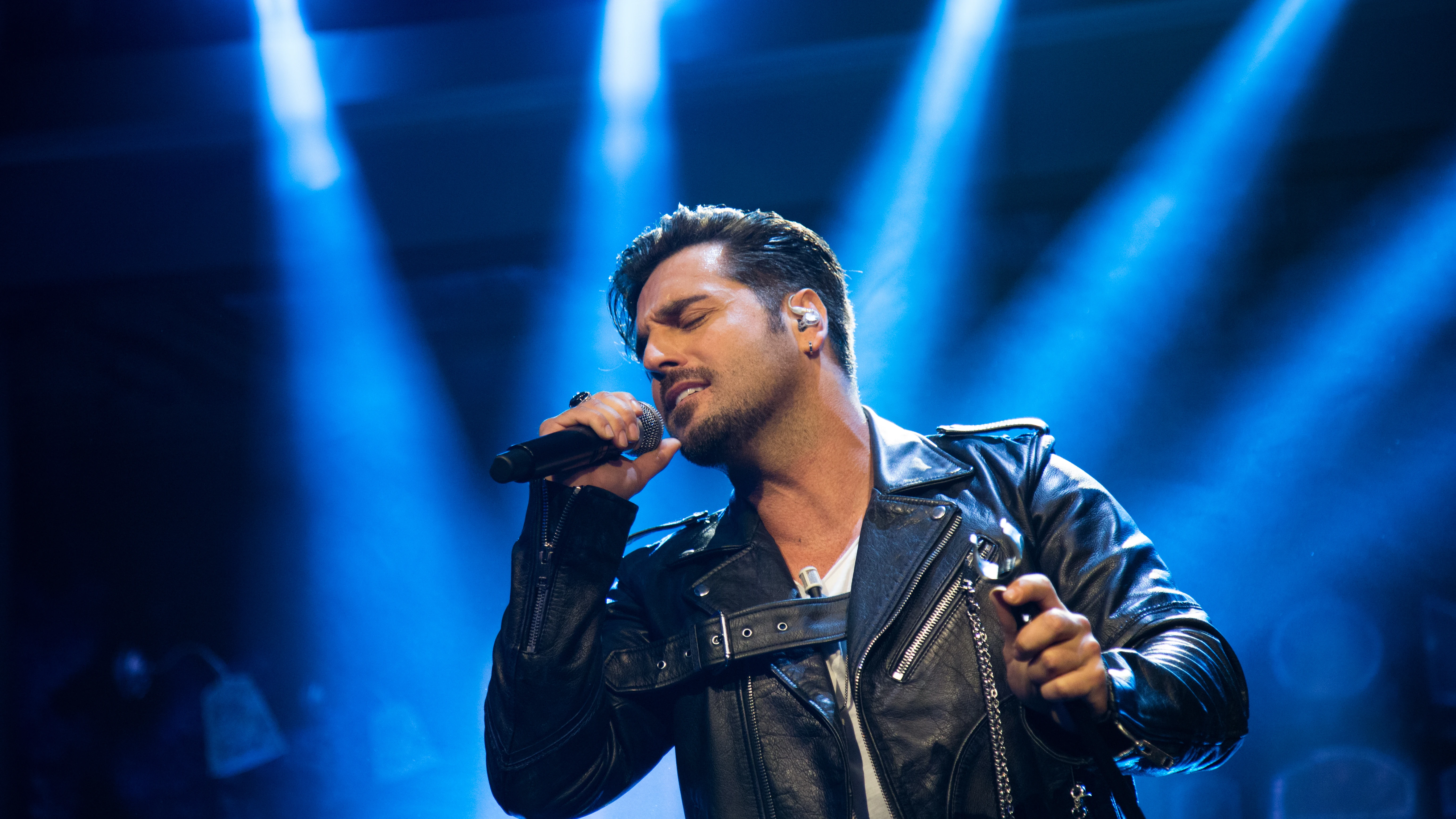 Vídeo - David Bustamante nos enseña a sus 'Héroes' cantando en directo en 'El Hormiguero 3.0' 