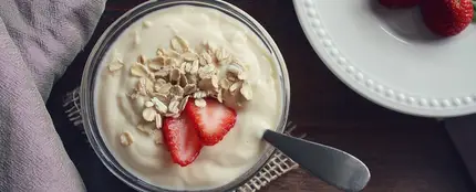 yogur con fresas y cereales yogur con fresas y cereales