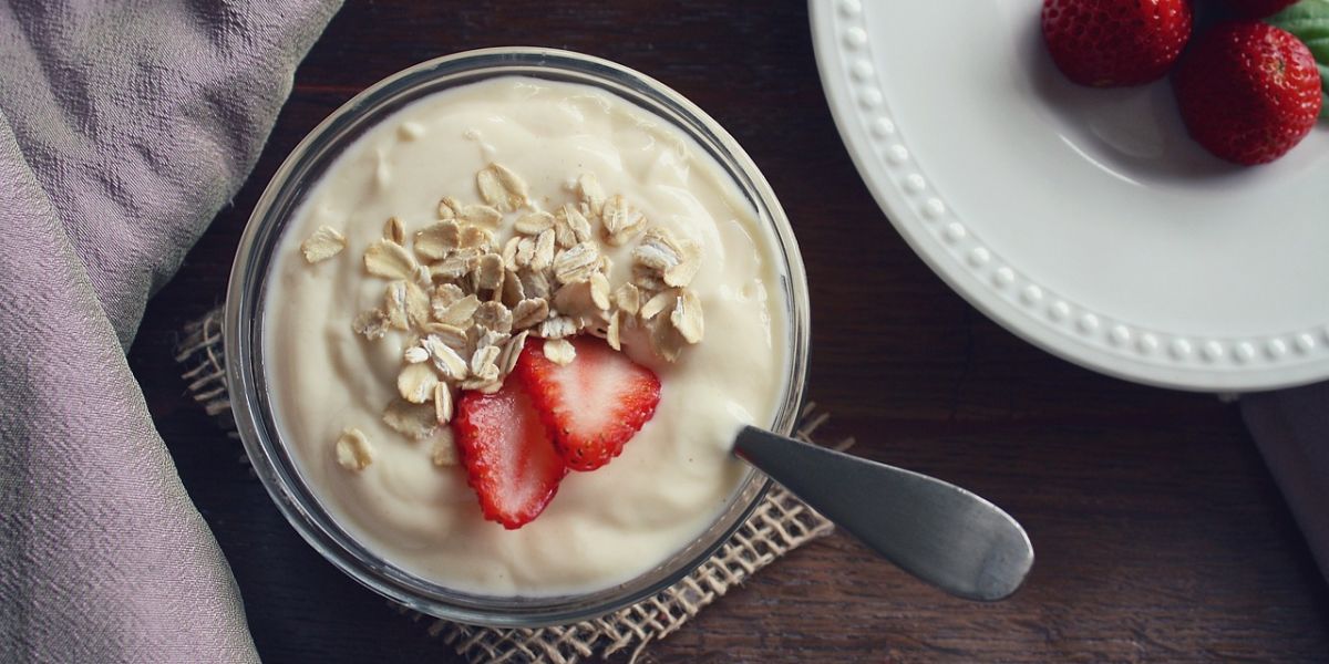 yogur con fresas y cereales