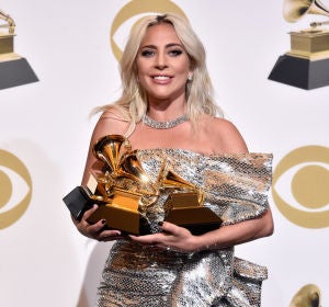 Lady Gaga sujetando sus tres premios Grammy Lady Gaga sujetando sus tres premios Grammy