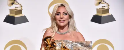 Lady Gaga sujetando sus tres premios Grammy Lady Gaga sujetando sus tres premios Grammy