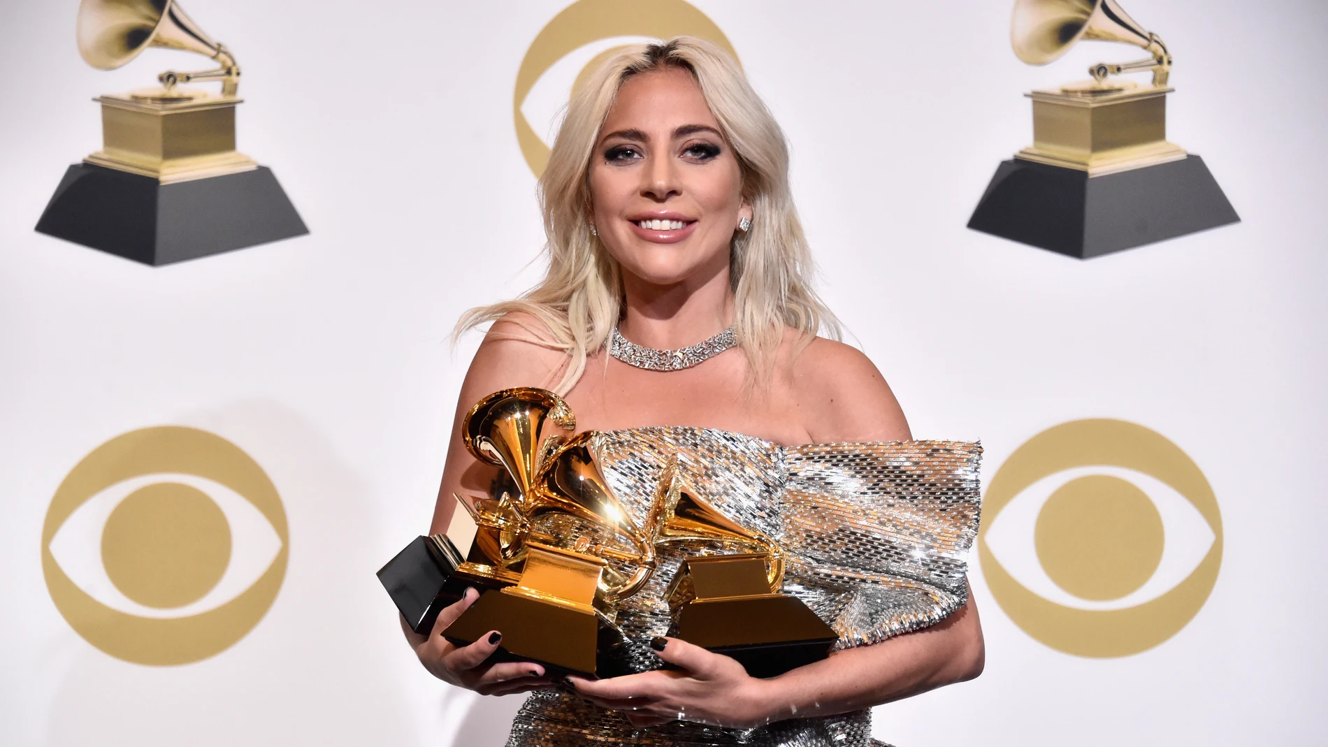 Lady Gaga sujetando sus tres premios Grammy Lady Gaga sujetando sus tres premios Grammy