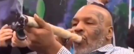Mike Tyson, fumándose un porro gigante