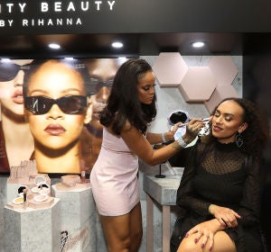 Rihanna maquillando a una chica Rihanna maquillando a una chica