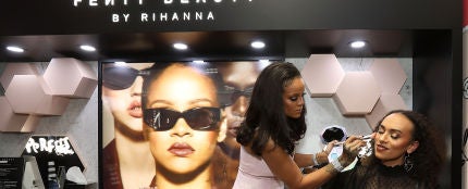 Rihanna maquillando a una chica