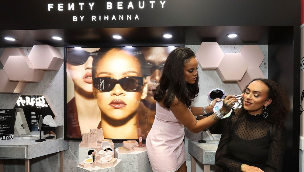 Rihanna maquillando a una chica