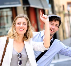 Pareja parando un taxi Pareja parando un taxi