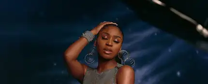 Normani en el videoclip de ''Waves'' Normani en el videoclip de ''Waves''