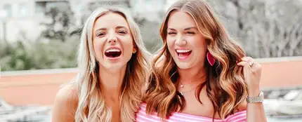 Sarah Tripp y Dani Austin Sarah Tripp y Dani Austin