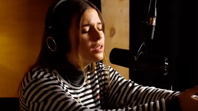 Dora, hija de Bilba Bosé, versionando 'Desperado' de Rihanna