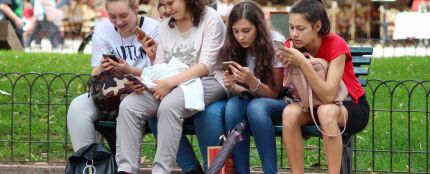 Jóvenes con sus móviles Jóvenes con sus móviles