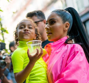 Kim Kardashian con su hija North West en brazos Kim Kardashian con su hija North West en brazos