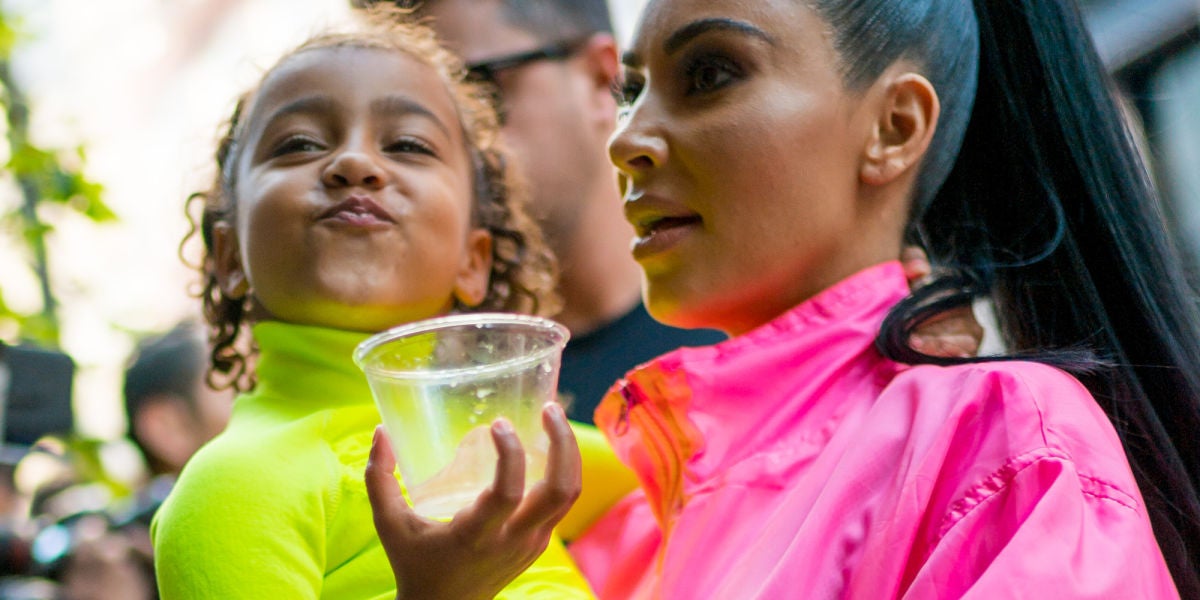 Kim Kardashian con su hija North West en brazos