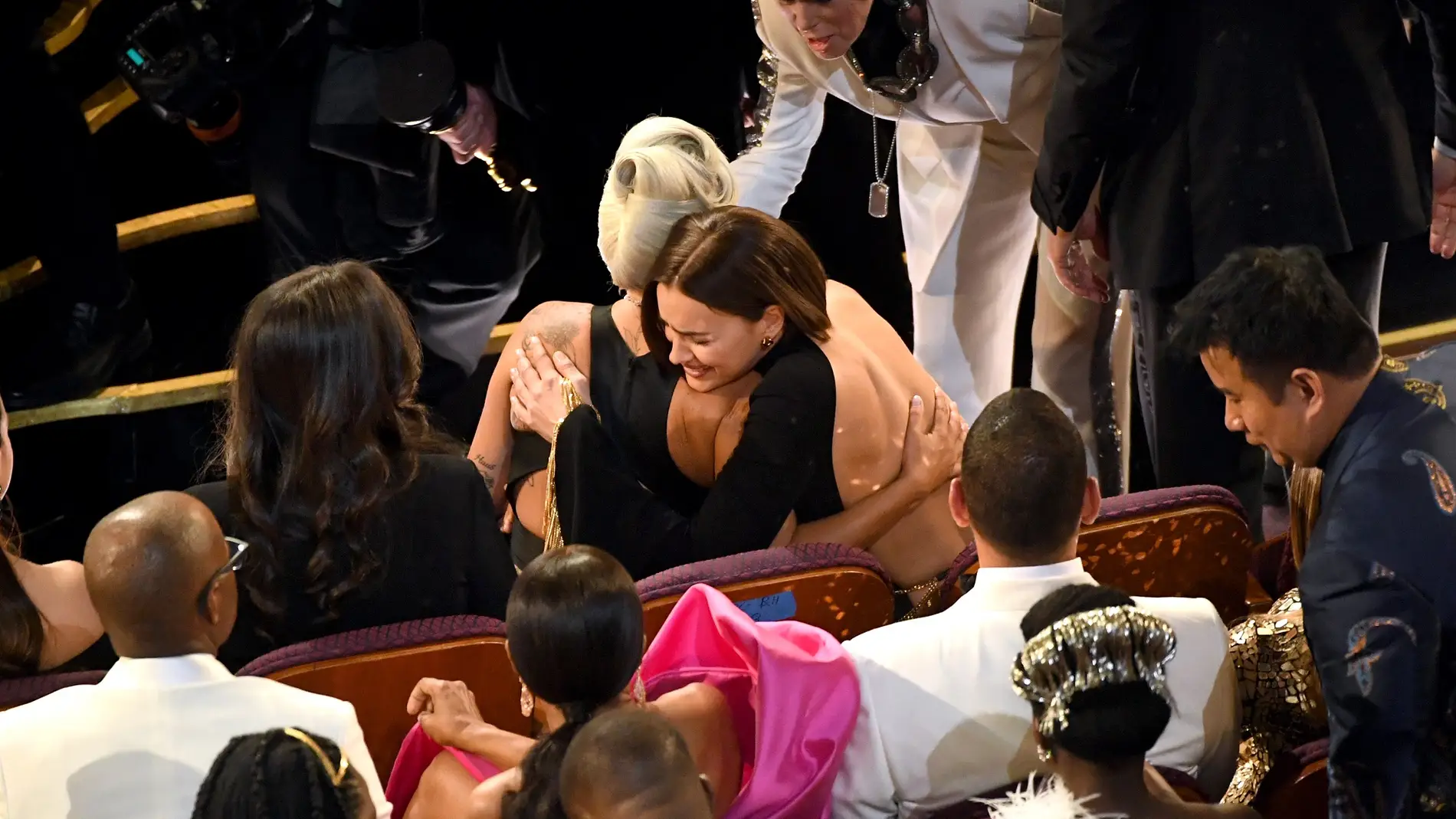 Irina Shayk abraza a Lady Gaga en los Oscar title=