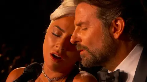 Lady Gaga y Bradley Cooper actuando en los Oscar Lady Gaga y Bradley Cooper actuando en los Oscar