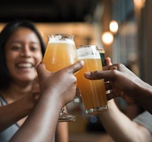Un grupo de personas brindando con cerveza Un grupo de personas brindando con cerveza