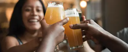 Un grupo de personas brindando con cerveza Un grupo de personas brindando con cerveza