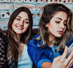 Dos chicas haciéndose un selfie Dos chicas haciéndose un selfie