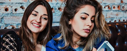 Dos chicas haciéndose un selfie Dos chicas haciéndose un selfie