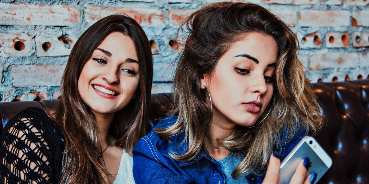 Dos chicas haciéndose un selfie