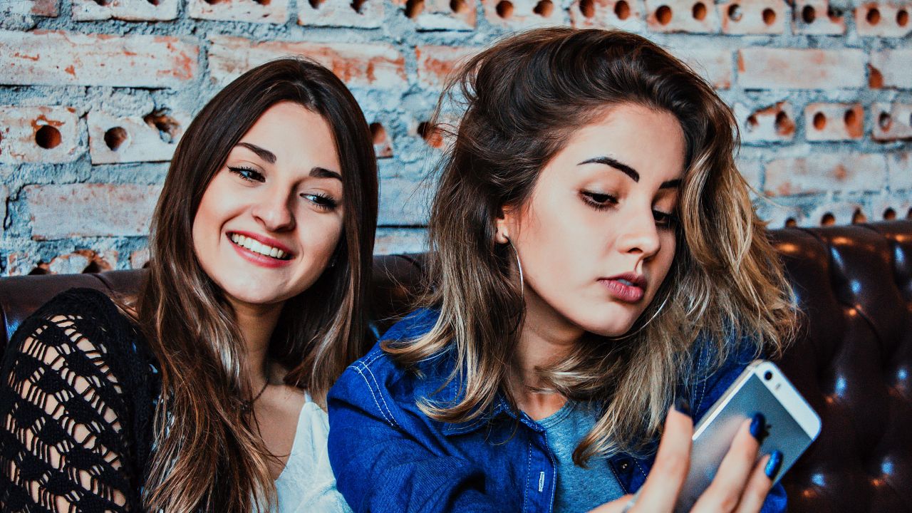 Dos chicas haciéndose un selfie Dos chicas haciéndose un selfie