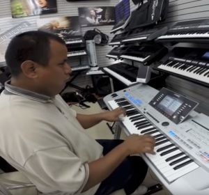 Julio Morones tocando el teclado Julio Morones tocando el teclado