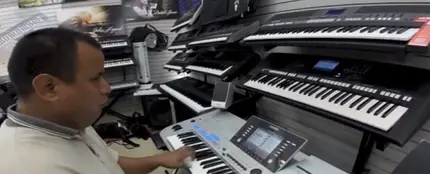 Julio Morones tocando el teclado Julio Morones tocando el teclado