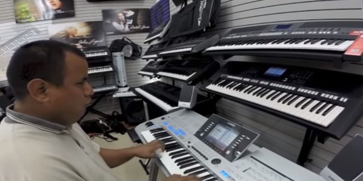Julio Morones tocando el teclado