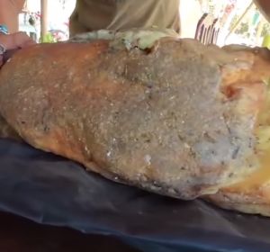 Pieza de ámbar gris, conocido como 'vómito de ballena' Pieza de ámbar gris, conocido como 'vómito de ballena'