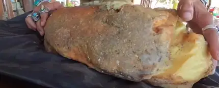 Pieza de ámbar gris, conocido como 'vómito de ballena' Pieza de ámbar gris, conocido como 'vómito de ballena'