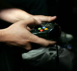 Adolescente jugando a un videojuego Adolescente jugando a un videojuego