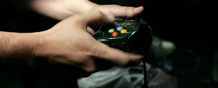 Adolescente jugando a un videojuego Adolescente jugando a un videojuego