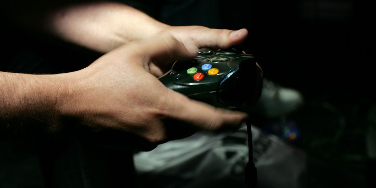 Adolescente jugando a un videojuego