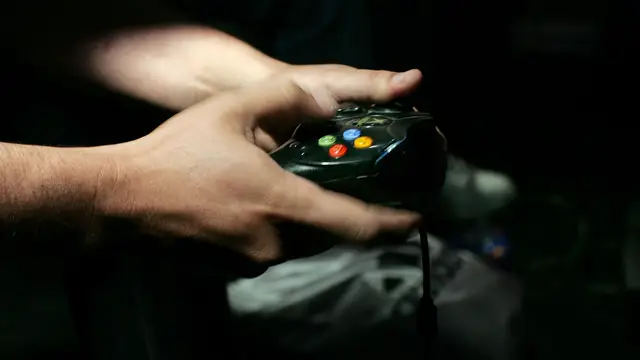 Adolescente jugando a un videojuego