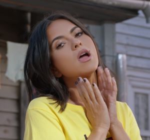 Inna en el videoclip de 'Tu Manera' Inna en el videoclip de 'Tu Manera'