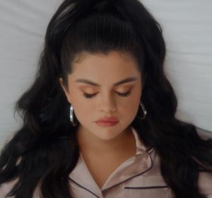 Selena Gomez en el videoclip de 'I can't get enought' Selena Gomez en el videoclip de 'I can't get enought'