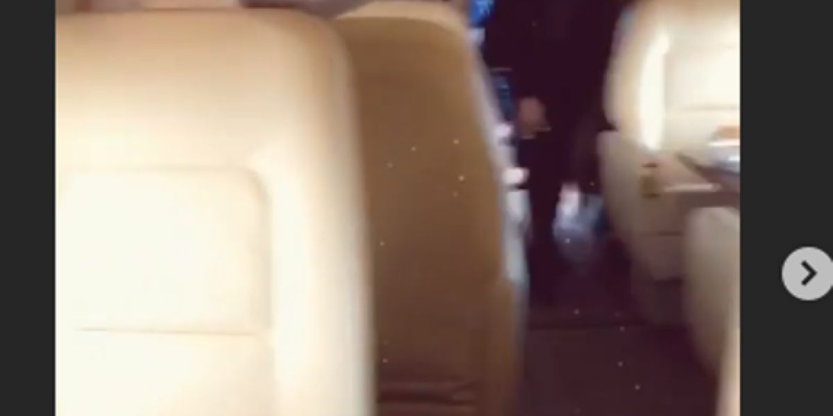 Fiesta en el jet privado de Khloé Kardashian