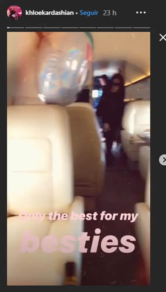Fiesta en el jet privado de Khloé Kardashian Fiesta en el jet privado de Khloé Kardashian